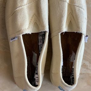 Toms slip on